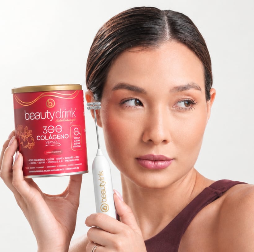 Modelo segurando a lata de Beautydrink Cranberry e o mixer da marca